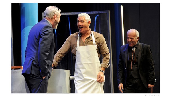 Biagio Izzo sul palco con I fiori del latte