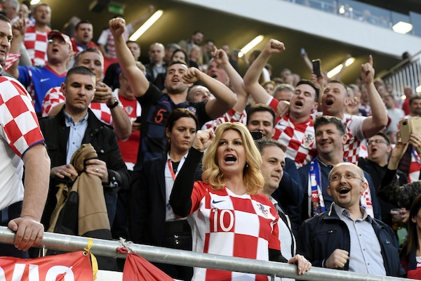 La presidentessa si scatena sugli spalti ma la Croazia delude, ko in Ungheria