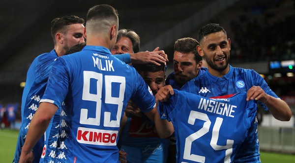 Serie A, Napoli-Cagliari 2-1: Mertens e Insigne, rimonta e secondo posto aritmetico