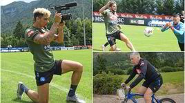 Napoli, Malcuit dà spettacolo: fa il fotografo in campo