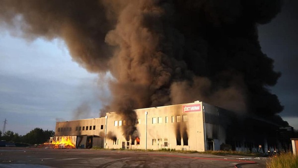 Incendio nel ravennate, alte colonne di fumo
