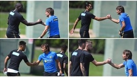 Inter, Conte stringe la mano a tutti i giocatori