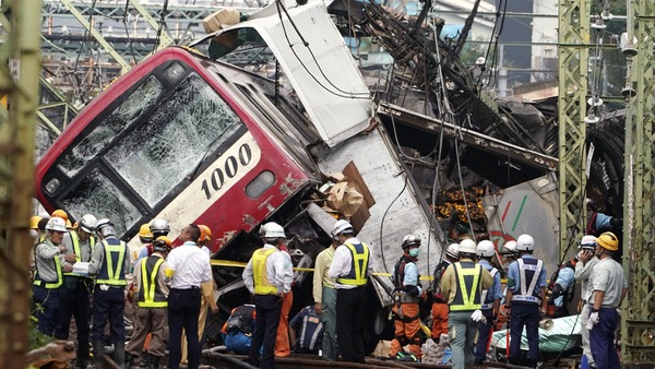 Tokyo, camion contro treno: decine di feriti