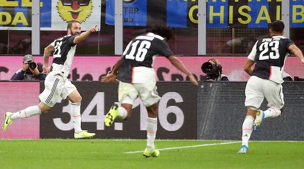 Higuain stende l'Inter e manda la Juve in testa