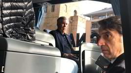 Ancelotti scuro in volto sul pullman del Napoli