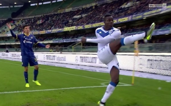 Buu razzisti a Balotelli in Verona-Brescia: indagato un uomo