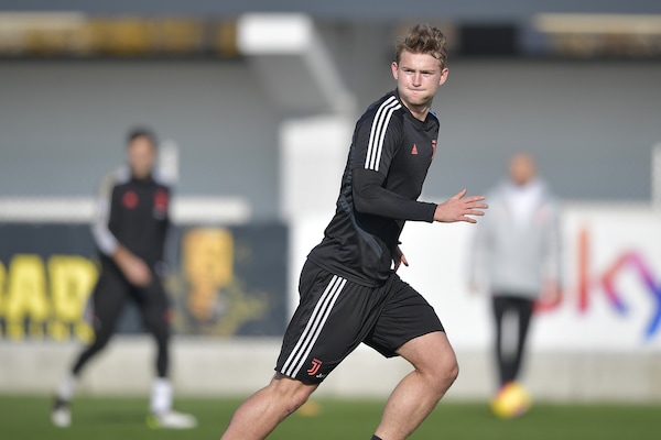 Juventus, De Ligt e Douglas Costa in gruppo