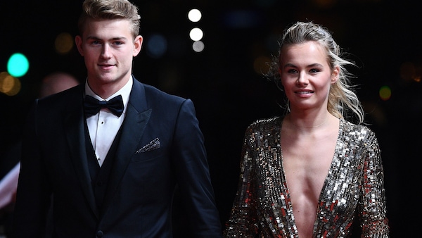 Pallone d'Oro: De Ligt con Annekee, Messi con Antonella. Le wags incantano Parigi