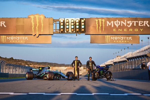 Valentino Rossi guida la Mercedes di Hamilton: nuove immagini della sfida