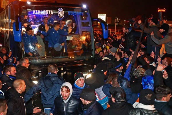 Atalanta, migliaia di tifosi in delirio all'aeroporto: che festa!