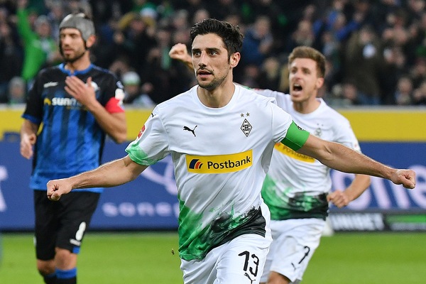 Il Borussia M. vince e aggancia il Lipsia, il Bayern passa nel recupero e resta in scia