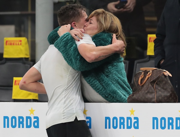 Esposito abbraccia la mamma dopo il primo gol in Serie A: foto