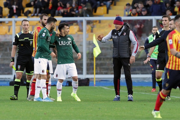 Mihajlovic, che grinta: litiga con Medel in Lecce-Bologna