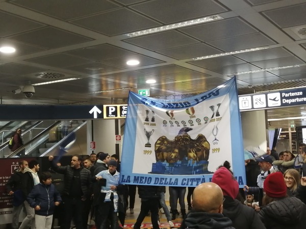 La Lazio ritorna con la Supercoppa: folla di tifosi a Fiumicino