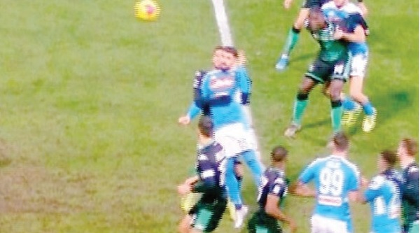 C'era il rigore per il Napoli: Locatelli abbraccia Hysaj