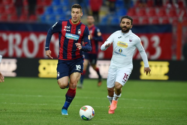 Il Crotone cala il tris, pareggia il Frosinone. Sconfitte per Salernitana e Perugia