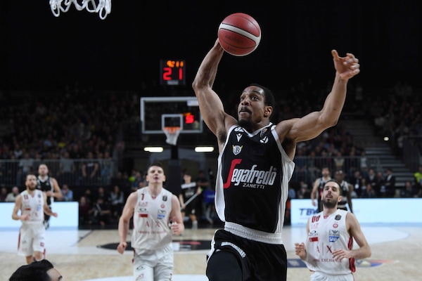 La Virtus Bologna batte Milano con 19 punti di Hunter