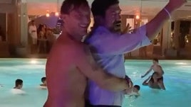 Totti show a Capodanno: si tuffa in piscina con Favino!