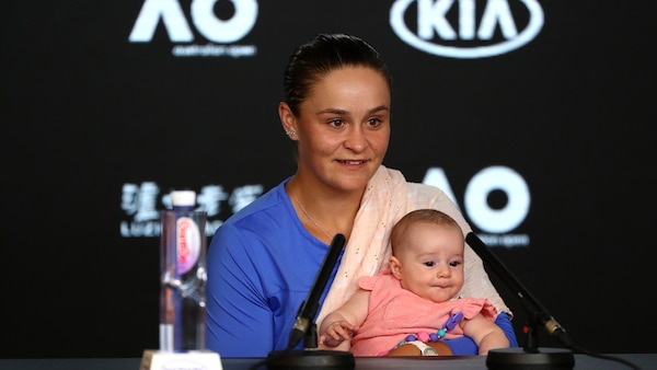 Australian Open: Barty in conferenza stampa con un'ospite speciale