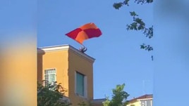 Roma, il tifoso sventola la bandiera: la polizia risponde con il clacson