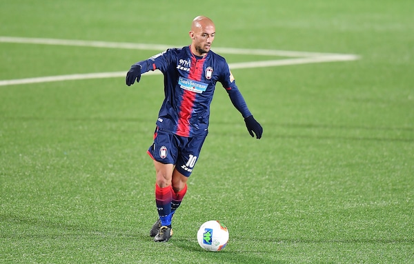 Crotone verso il Napoli: Benali e Siligardi in gruppo