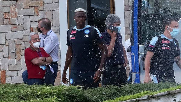 Il Napoli arriva in ritiro: gli occhi sono tutti per Osimhen