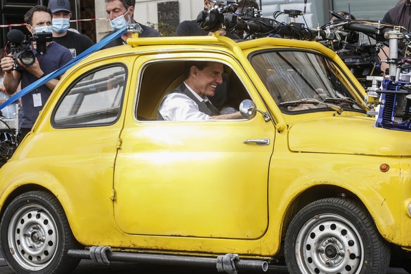 Tom Cruise la Mission Impossible è scappare con una Fiat 500 gialla! FOTO