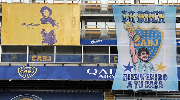 Maradona, l'omaggio del Boca: gigantografia alla Bombonera