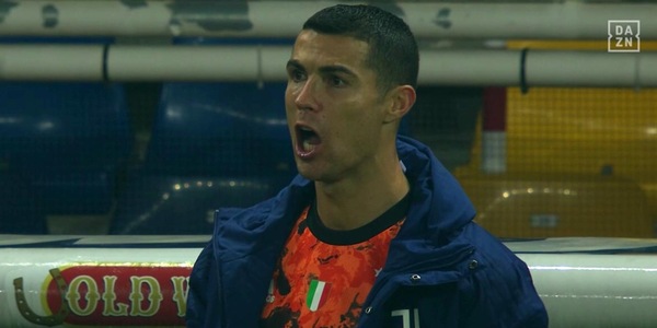 Ronaldo show anche in panchina: fa "Siuuu" al gol di Morata