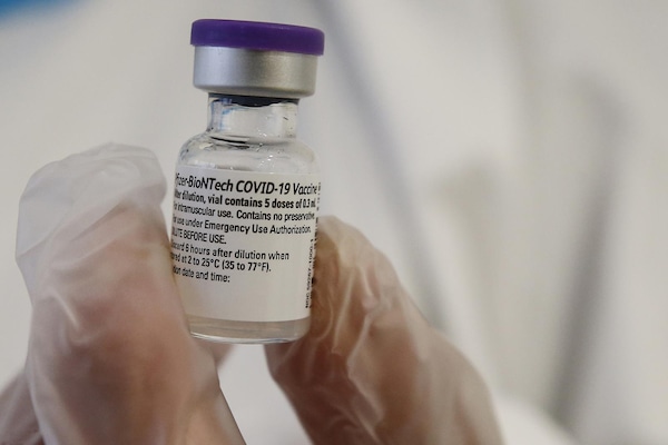 Vaccino anti Covid: l'Iss smonta tutte le bufale e le fake news con le Faq