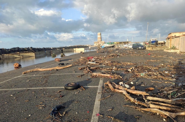 Mareggiata a Fiumicino, strada invasa da rifiuti di ogni tipo