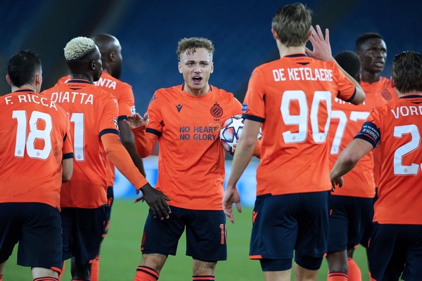 Belgio: vietati gli abbracci dopo i gol e multe per chi non indossa la mascherina