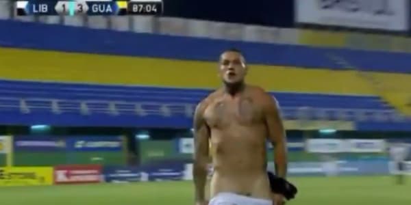 Bobadilla, esultanza hot in Paraguay: uno spogliarello dopo il gol