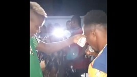 Osimhen, festa di compleanno tra balli, soldi e zero mascherine