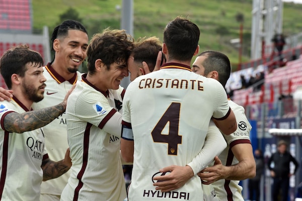 Show di Borja Mayoral e rigore di Mkhitaryan: tris Roma a Crotone