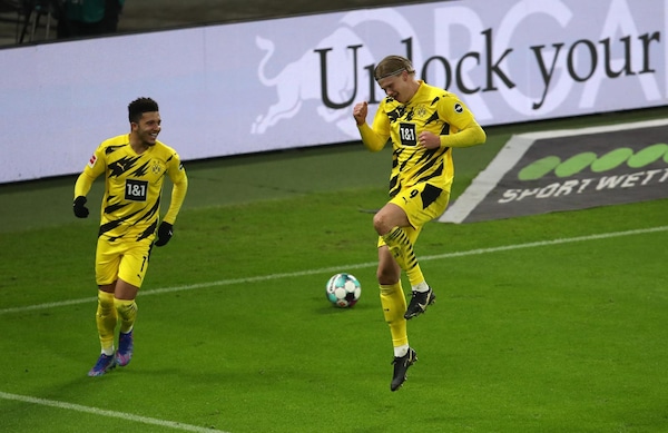 Lipsia fermato dal Dortmund: il Bayern resta in vetta. Schick salva il Leverkusen