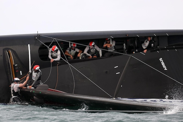 Paura in Coppa America: la barca Usa si ribalta, Luna Rossa si salva