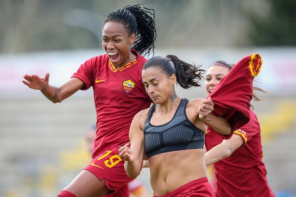 La Roma vince 3-2 col Napoli e centra il 4° successo in campionato