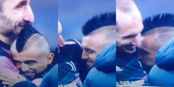 Clamoroso Vidal: bacia lo stemma della Juve! È bufera sui social