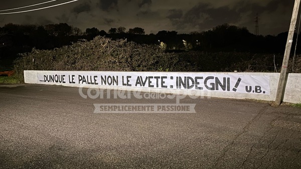 Roma, striscione davanti a Trigoria: “Non avete le p****, indegni!”