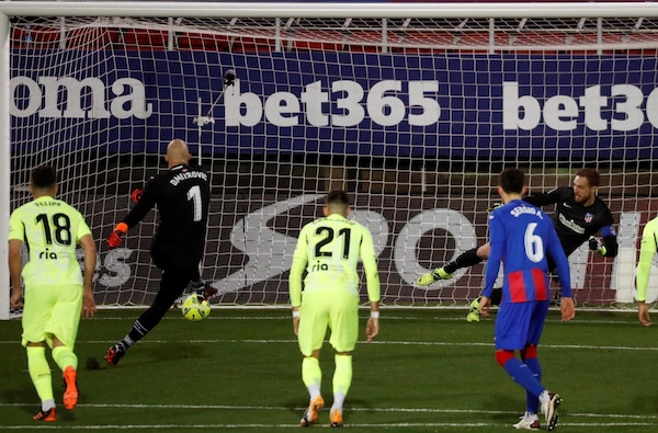 Dmitrovic, il portiere goleador non basta all'Eibar: vince l'Atletico con doppietta di Suarez