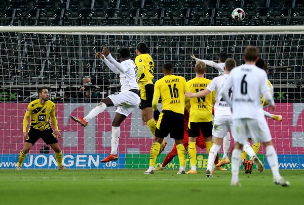 Borussia Dortmund, Haaland doppietta ma non basta: poker Gladbach