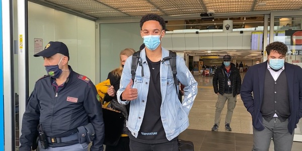 Roma, Reynolds è sbarcato a Fiumicino: ora visite e firma VIDEO