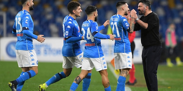 Il Napoli vince contro il Parma, tutta la squadra va ad abbracciare Gattuso