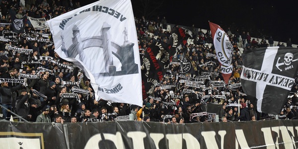 Cessione Spezia, i tifosi sono contro la società ma difendono la squadra