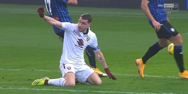 Belotti, il gesto di fair play sorprende arbitro e avversario