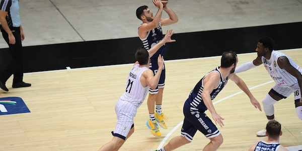 Sassari vince all'Unipol Arena 89-79 contro la Fortitudo