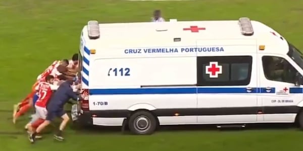 Clamoroso in Portogallo: i giocatori spingono l'ambulanza a mano