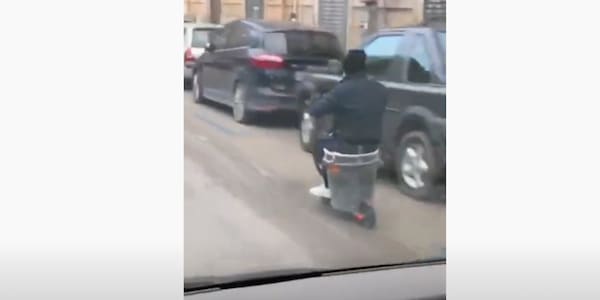 Il colpo di genio: un secchio e un monopattino diventa scooter