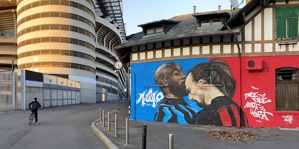 Milan-Inter, a San Siro murales con Lukaku e Ibra